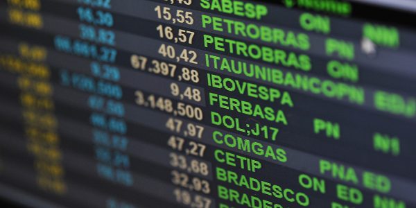 SAO PAULO - SP - BRASIL - 01.03.2017 - ECONOMIA - A BM&FBOVESPA é uma companhia que administra mercados organizados de Títulos, Valores Mobiliários e Contratos Derivativos, além de prestar serviços de registro, compensação e liquidação, atuando, principalmente, como contraparte central garantidora da liquidação financeira das operações realizadas em seus ambientes.

A Bolsa oferece ampla gama de produtos e serviços, tais como: negociação de Ações, Títulos de Renda Fixa, Câmbio Pronto e Contratos Derivativos referenciados em Ações, Ativos Financeiros, Índices, Taxas, Mercadorias, Moedas, entre outros; listagem de empresas e outros emissores de Valores Mobiliários, depositária de Ativos, empréstimo de Títulos e licença de softwares.

A BM&FBOVESPA conta com um modelo de negócio diversificado e integrado, oferecendo sistema de custódia completo. As negociações são cursadas em meio exclusivamente eletrônico. A Bolsa possibilita a seus clientes a realização de operações destinadas à compra e venda de Ações, transferência de riscos de mercado (hedge), arbitragem de preços entre mercados e/ou Ativos, diversificação e alocação de investimentos e alavancagem de posições.
FOTO Reinaldo Canato