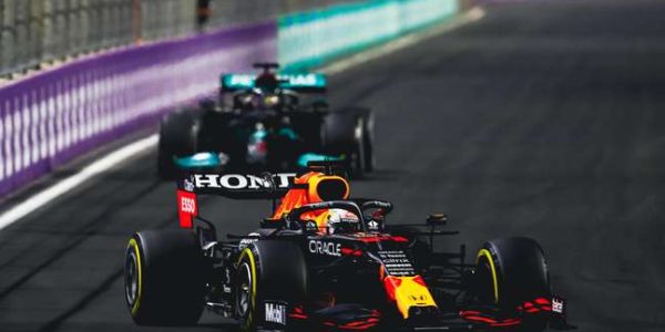 verstappen-e-perseguido-por-hamilton-no-gp-da-arabia-saudita-twitter-red-bull[1]