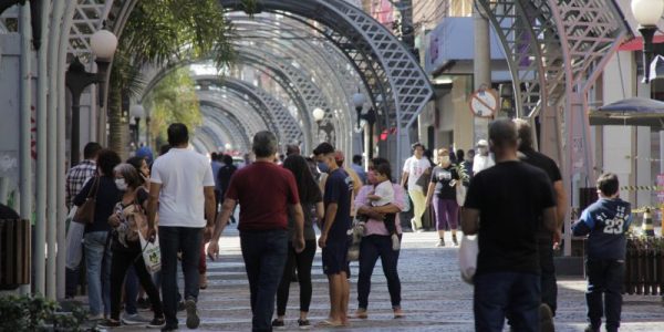 Decreto, publicado nessa terça (21), passa a valer nesta quarta (22); bares, lanchonetes e restaurantes não podem atender no local / Foto: Vinicius Bomfim