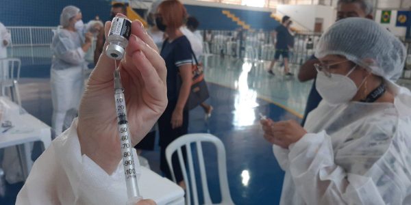 Botucatu, que fez ação de vacinação em massa da dose adicional, tem a melhor cobertura do estado da terceira dose: 67,3% — Foto: Adolfo Lima/ TV TEM