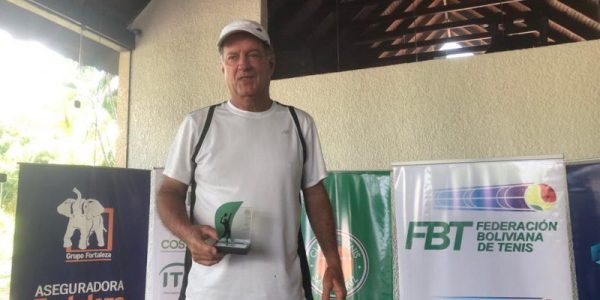 Roger Guedes com troféu na Bolívia / Foto: Arquivo pessoal