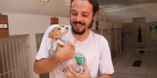 O agente de endemias Chrystian Said segurando um dos filhotes disponíveis pra adoção. / Crédito: Leandro Gonçalves/Divulgação