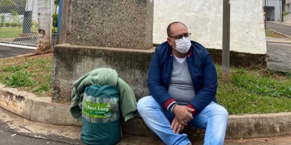 Sandro Bussola, vereador da Câmara Municipal de Bauru, acampou em frente ao HC pedindo solução sobre os 40 leitos de enfermaria que ainda não foram abertos / Foto: Sandro Bussola/Divulgação