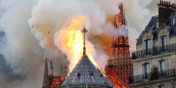 x82228602_Smoke-and-flames-rise-during-a-fire-at-the-landmark-Notre-Dame-Cathedral-in-central-Paris-o.jpg.pagespeed.ic._OB_xdoQ_2