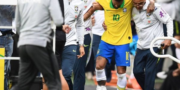 x83038449_Brazils-Neymar-leaves-the-pitch-injured-during-a-friendly-football-match-against-Qatar-at.jpg.pagespeed.ic.xuTYBhyjbm