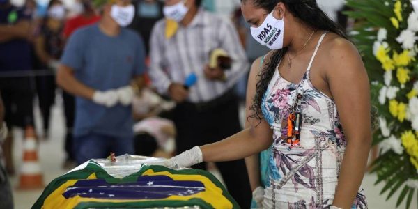 Mulher indígena, usando uma máscara facial com a inscrição "Vidas indígenas importam", participa do funeral do chefe Messias Kokama, 53 anos, do Parque das Tribos, que morreu devido à COVID-19, em Manaus, no Brasil Foto: BRUNO KELLY / REUTERS