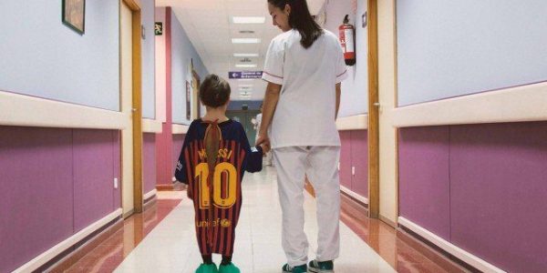 Paciente com bata imitando camisa do ídolo, Messi Foto: Divulgação/Las batas más fuertes