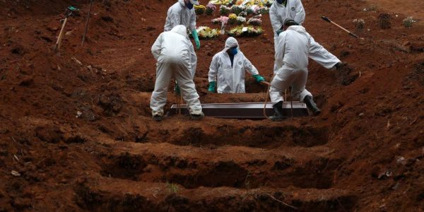 Enterro em cemitério de São Paulo de paciente que morreu em decadência da Covid-19 Foto: AMANDA PEROBELLI/Reuters/4-6-2020